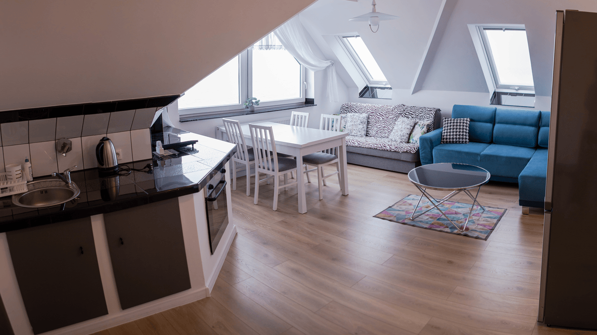 Apartament z widokiem na morze w Sarbinowie – eleganckie wnętrze bez balkonu