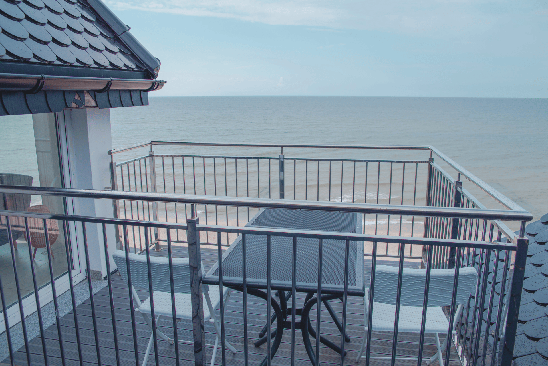 Pokój z balkonem i widokiem na morze w Sarbinowie – eleganckie wnętrze apartamentu z panoramą Bałtyku